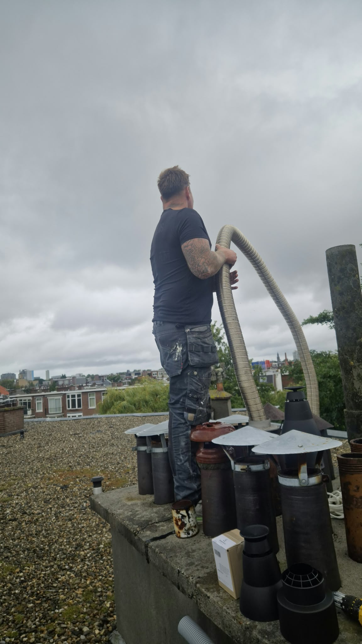Monteur voert werkzaamheden uit aan een installatie op het dak