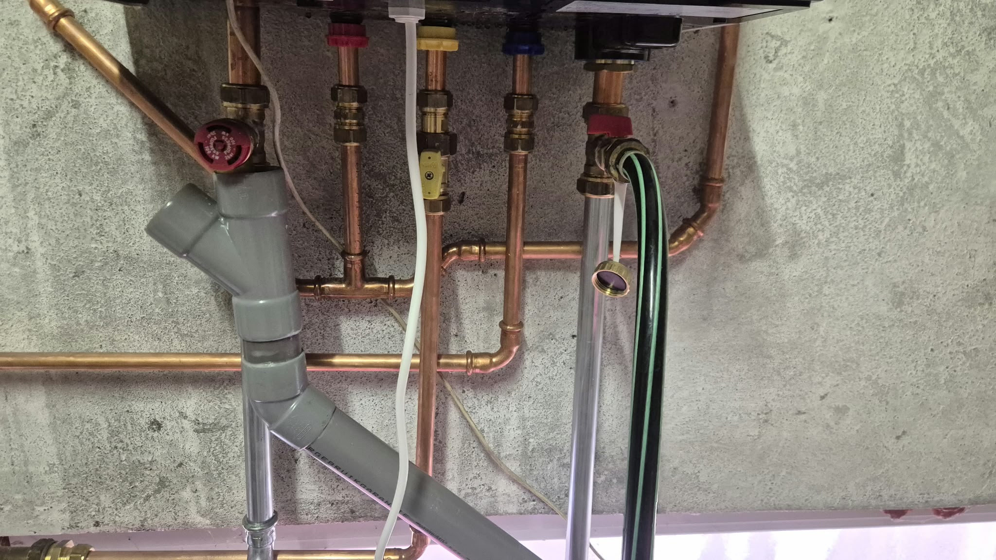 Koperen leidingen en aansluitingen van een verwarmingsinstallatie